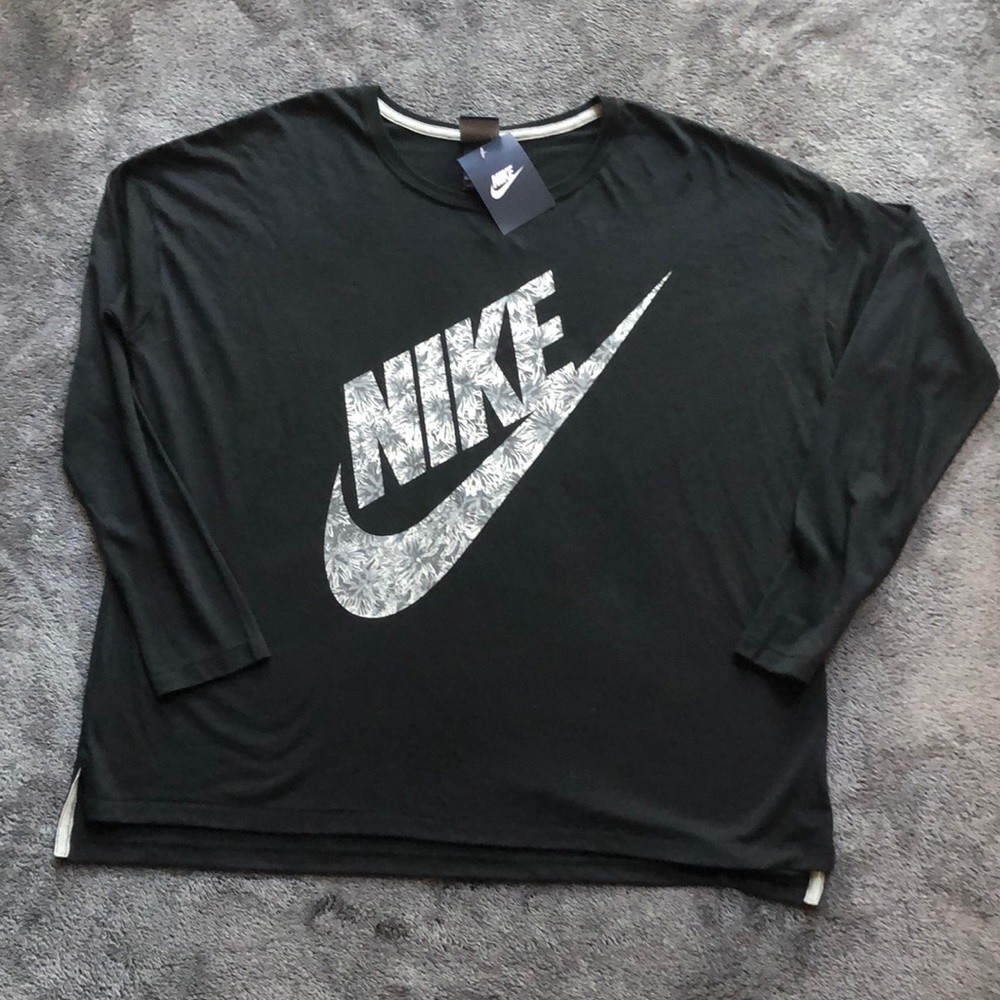 Nike long sleeve graphic top